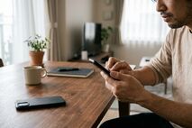 スマホ2台持ちの理由は？仕事用との見分け方や浮気を疑うサイン、安全な確認方法を解説