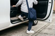 習い事の送迎交代を嫌がる理由は？子どもの本音を確かめて負担を減らす方法